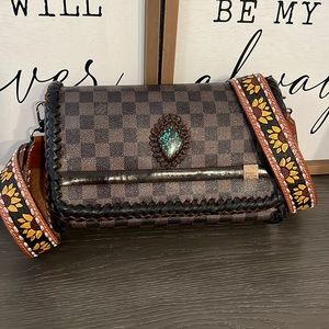 Authentic Louis Vuitton crossbody/shoulder bag